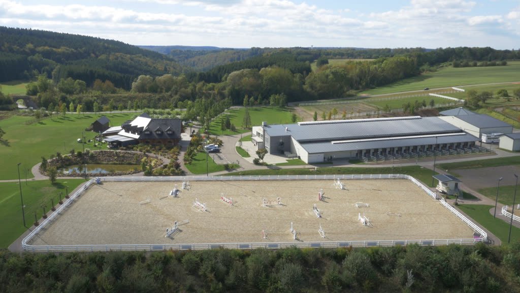 Reitanlage kaufen: Reiterhof mit Reithalle und Außenanlagen aus der Luft